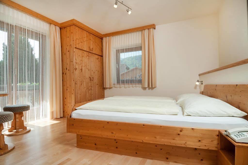 Hubertushof Hotel Latschach ober dem Faakersee Bagian luar foto